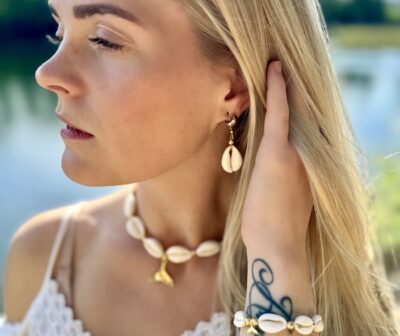 Whale tail cowrie shell bracelet